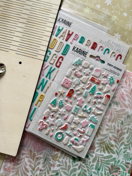 Kit Mini Album «&nbsp;Mon carnet enchanté : souvenirs et traditions de décembre&nbsp;» + classeur en Bois par Virginie - visuel 3